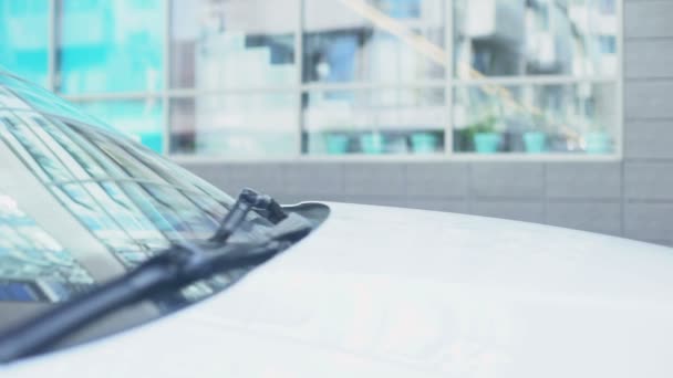 Бізнес Леді Повільно Водити Машину Біля Автосалону Тест Драйв Перед — стокове відео