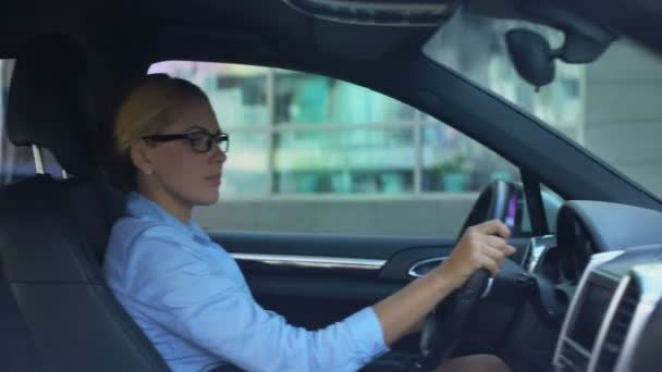 Bizneswoman Picie Kawy Podczas Jazdy Samochodu Brak Snu Intensywny Tryb — Wideo stockowe