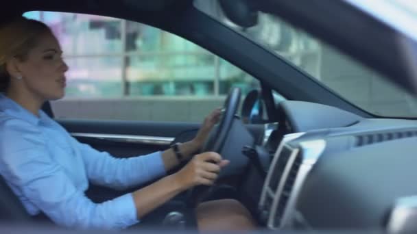 Senhora Dirigindo Carro Cantando Voz Alta Desfrutando Vida Feliz Bem — Vídeo de Stock