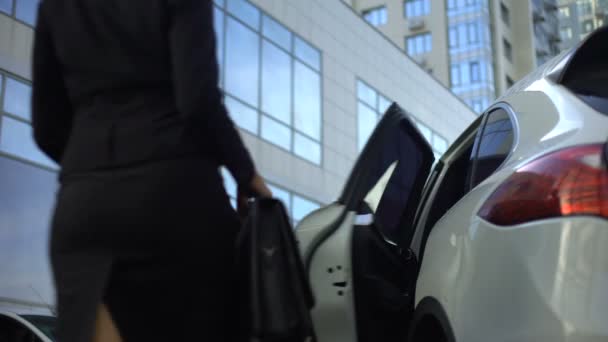 Osobisty Kierowca Czeka Szefa Parkingu Pomaga Jej Aby Dostać Się — Wideo stockowe