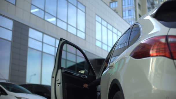 Відповідальний Водій Допомагає Босові Вийти Машини Пані Ходить Офісну Зустріч — стокове відео