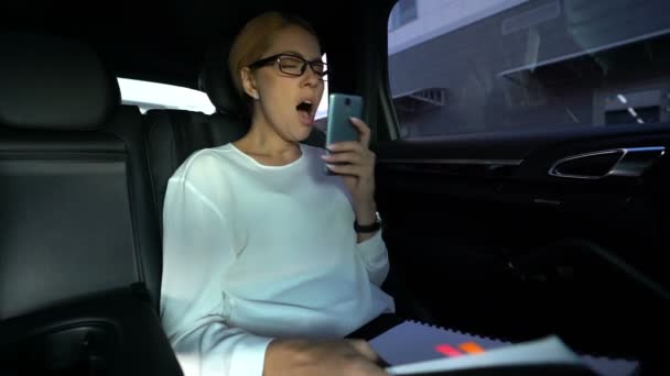 Zmęczona Kobieta Drzemie Siedząc Tylnym Siedzeniu Samochodu Będzie Spotkanie Partnerami — Wideo stockowe