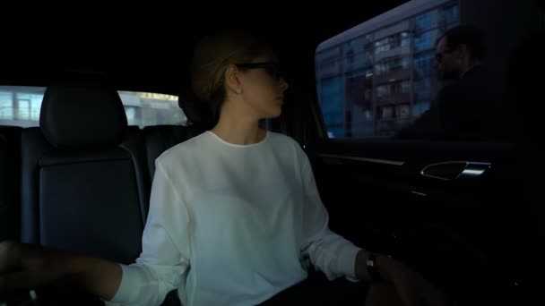 Özel Sürücü Açılış Kapı Araba Kadını Ofisine Bayan Patron — Stok video