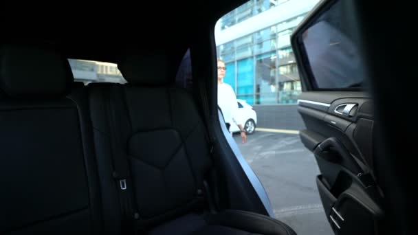 女性検事個人ドライバーの自動 閉じるドア車に取得 Vip — ストック動画