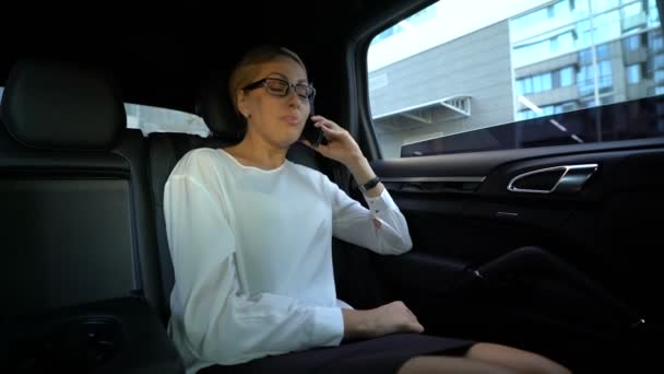 Mujer Negocios Molesto Con Conversación Tirar Teléfono Por Ventana Del — Vídeo de stock