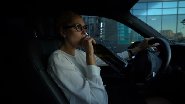 Lady Pití Vína Řídit Auto Zbavení Stresu Alkoholu Závislého Člověka — Stock video