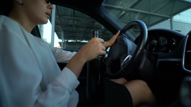 Απογοητευμένοι Γυναίκα Οδήγηση Αυτοκινήτου Και Πίνει Κρασί Σκέψεις Αυτοκτονίας Και — Αρχείο Βίντεο