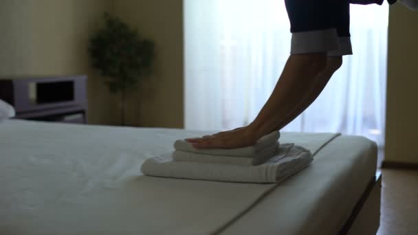 Pokojská v hotelu stanoví čistý ručník a vyhlazení prostěradla, Horeca služby