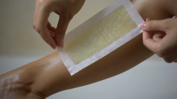 Vrouwelijke Hand Verwijderen Wax Strip Uit Been Thuis Ontharen Schoonheid — Stockvideo