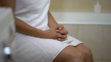 Son derece mutlu kadın gülümsüyor ve iki barlarda hamilelik testinin IVF sonra görünüyor.