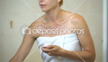 Masaj ve yüz nemlendirici losyon banyo, ev spa ile creaming kadın