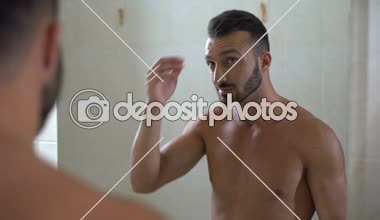 Yakışıklı adam tarafından kepek, kafa derisi hastalık, sağlık etkilenen saç hakkında endişeli