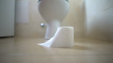 Adam tuvalette, oturan ishal ile hasta hazımsızlık, sağlık acı