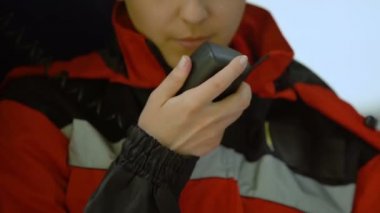 Sürücüler nöbetçi kadın doktor ambulansta, radyo tarafından yanıt doktor nöbetçi dışarı