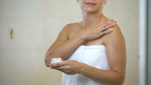 Mulher Meia Idade Massageando Aplicando Hidratação Loção Para Corpo Banheiro — Vídeo de Stock