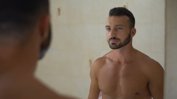 Hombre Sexy Orgullosamente Tocar Barba Bigote Después Visitar Barbería Corte — Vídeos de Stock