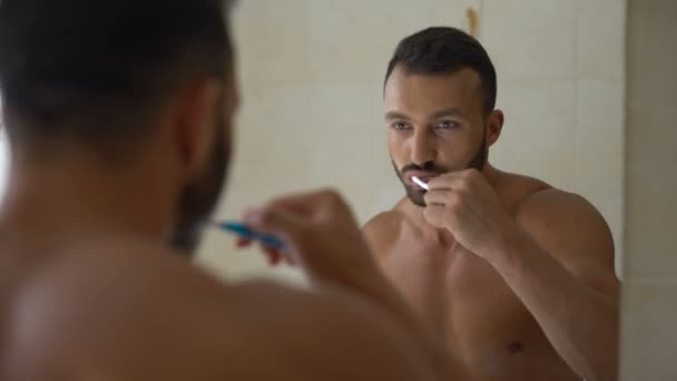 Skäggig Man Noga Tandborstning Morgon Förfarande Tandvård Tandblekning — Stockvideo