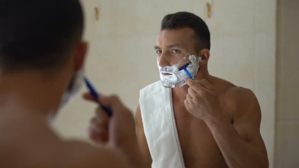男性与泡沫在脸上使用手动剃须刀修剪和剃须在浴室 — 图库视频影像