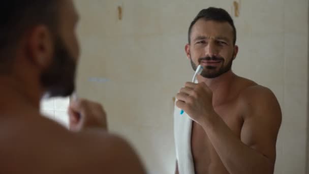Homme Insouciant Chantant Avec Une Brosse Dents Comme Microphone Rêves — Video