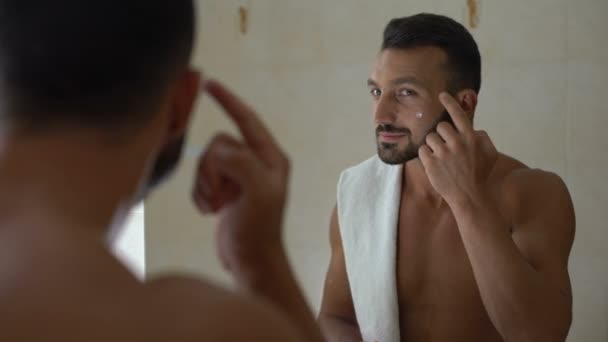 Metrosexual Tillämpa Återfuktande Lotion Och Massera Ansikte Kropp Vård Kosmetika — Stockvideo