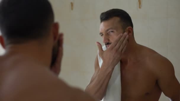 Bonito Macho Aplicando Loção Aftershave Pele Sensível Irritação Coceira — Vídeo de Stock