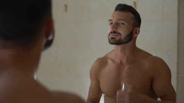 Sexig Leende Man Sprutar Parfym Kroppen Badrum Förbereda För Romantisk — Stockvideo