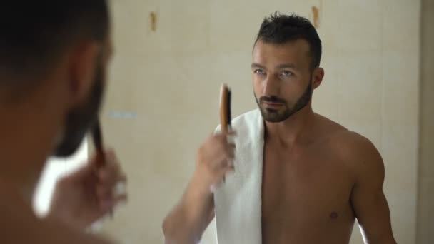 Macho Man Straightens Hair Dandruff Removal Winks Mirror Reflection — Stock  Video © motortion #223794254