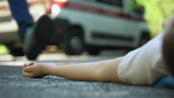 Uomo Corre Una Ragazza Sdraiata Sulla Strada Vittima Incosciente Incidente — Video Stock