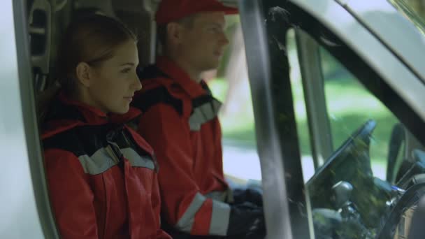 Equipaggio Ambulanza Seduto Nel Trasporto Servizi Medici Emergenza Professionali — Video Stock