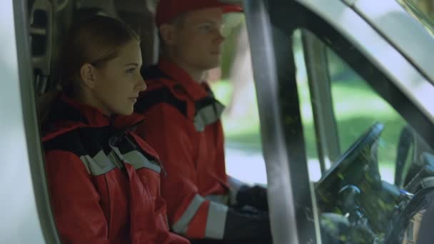 Ambulans Ekibi Gösteren Yaşasın Uzmanları Görev Ilk Yardım Sağlamak — Stok video