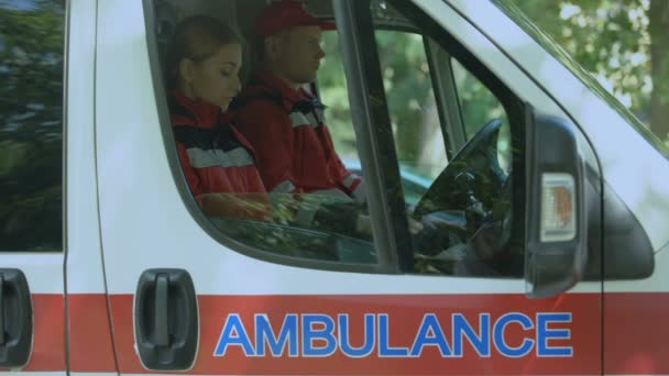 Paramedico Femminile Con Smartphone Chiamare Paziente Personale Ambulanza Servizio — Video Stock