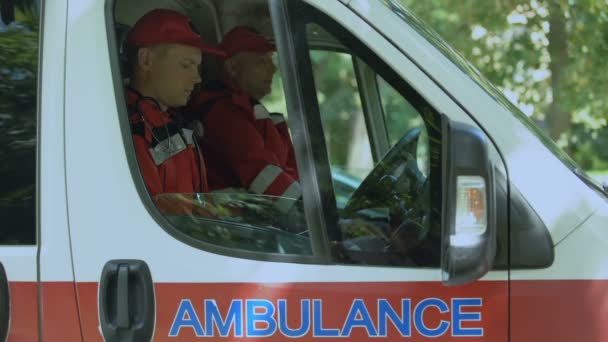 Männlicher Sanitäter Der Auf Anruf Des Patienten Antwortet Professionelle Rettungswagenbesatzung — Stockvideo