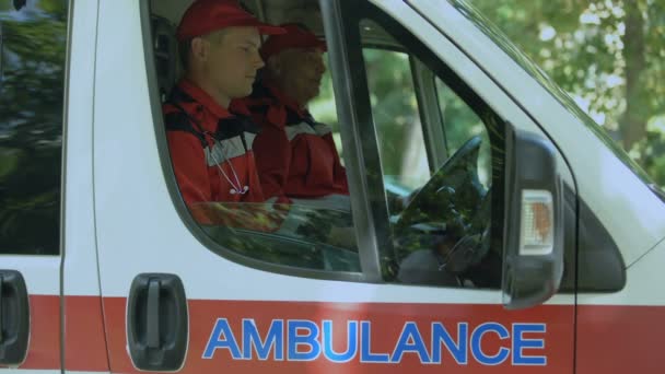 Przyjazny Dla Lekarzy Patrząc Kamery Profesjonalne Pogotowie Ambulans — Wideo stockowe