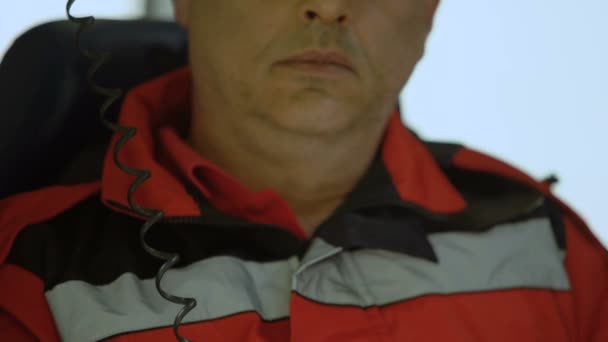 Sağlık Görevlisi Yanıt Radyo Ambulansa Suç Mahalli Closeup Acil Çağrı — Stok video