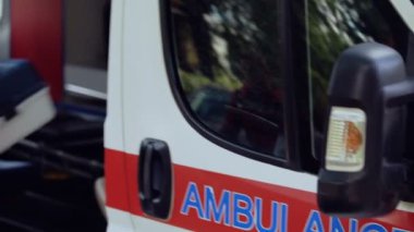 Ambulans mürettebat taşıma, hayat kurtarmaya hazır alır, seslenmesini yanıt verir