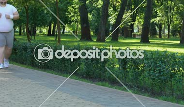 Diyet açık havada çalışan, güvensizliği ile mücadele genç göbekli adam