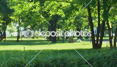 Kilolu erkek yaparken nefes için Duraklat ve ileri çalışan, kilo kaybı gol