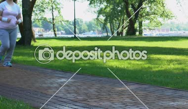 Park, günlük eğitimler için obez insanlar yavaş yavaş yürüyen adam süre çalışan kadın