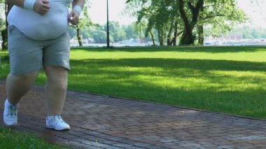 Koşu sırasında göğüs obez adam duygu keskin ağrı, Bayan ona sorunları yardımcı olur