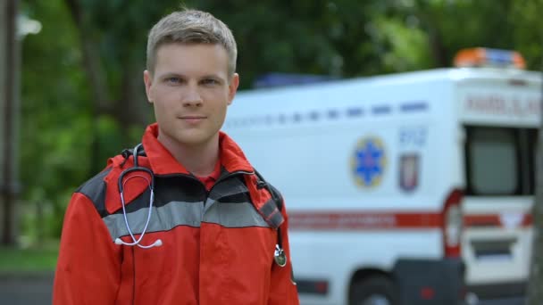 Hombre Paramédico Posando Para Cámara Ambulancia Fondo Profesionalismo — Vídeos de Stock