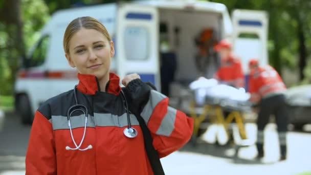 Sjukvårdare Poserar För Kameran Ambulansen Besättningen Transportera Patienten Till Klinik — Stockvideo