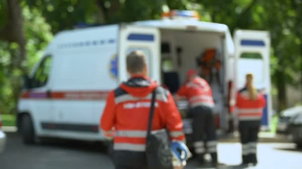 Cabeza Paramédica Asintiendo Caminando Ambulancia Con Paciente Primeros Auxilios Calificados — Vídeos de Stock
