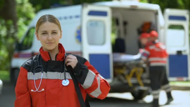 Ambulancier Regarde Caméra Monte Dans Ambulance Transport Patient — Video