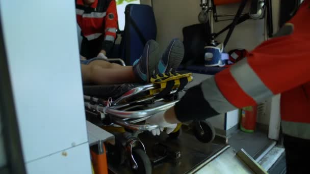 Paramédicos Llevando Una Mujer Camilla Fuera Ambulancia Transporte Clínica — Vídeo de stock