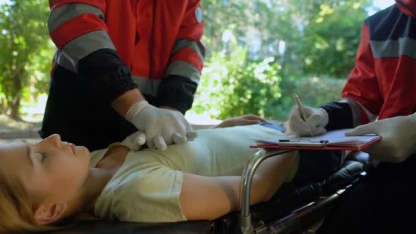 医护人员做 Cpr 对女孩 同事做记录 专业挽救生命 — 图库视频影像