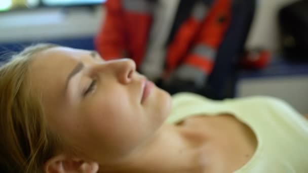 Patient Krankenwagen Bittet Sanitäter Moralische Unterstützung Und Hält Doc Hand — Stockvideo