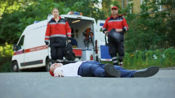 Equipe Ambulância Correndo Para Homem Deitado Estrada Primeiros Socorros Cena — Vídeo de Stock