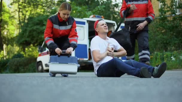 Equipe Ambulância Ajuda Homem Que Sofre Dor Peito Problemas Cardíacos — Vídeo de Stock