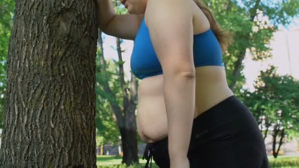 Signora Obesa Che Respira Pesantemente Piedi Sotto Albero Facendo Sport — Video Stock