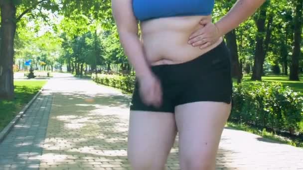 Fille Obèse Sentant Forte Douleur Dans Dos Gauche Pendant Jogging — Video